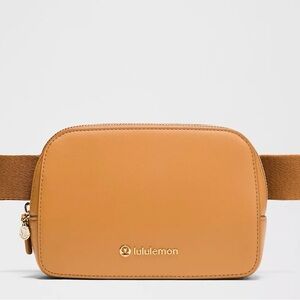 Lululemon Everywhere Belt Bag 1L
Leather Alternative